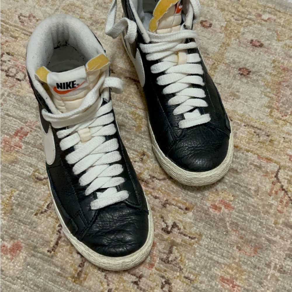 Nike leather sneaker